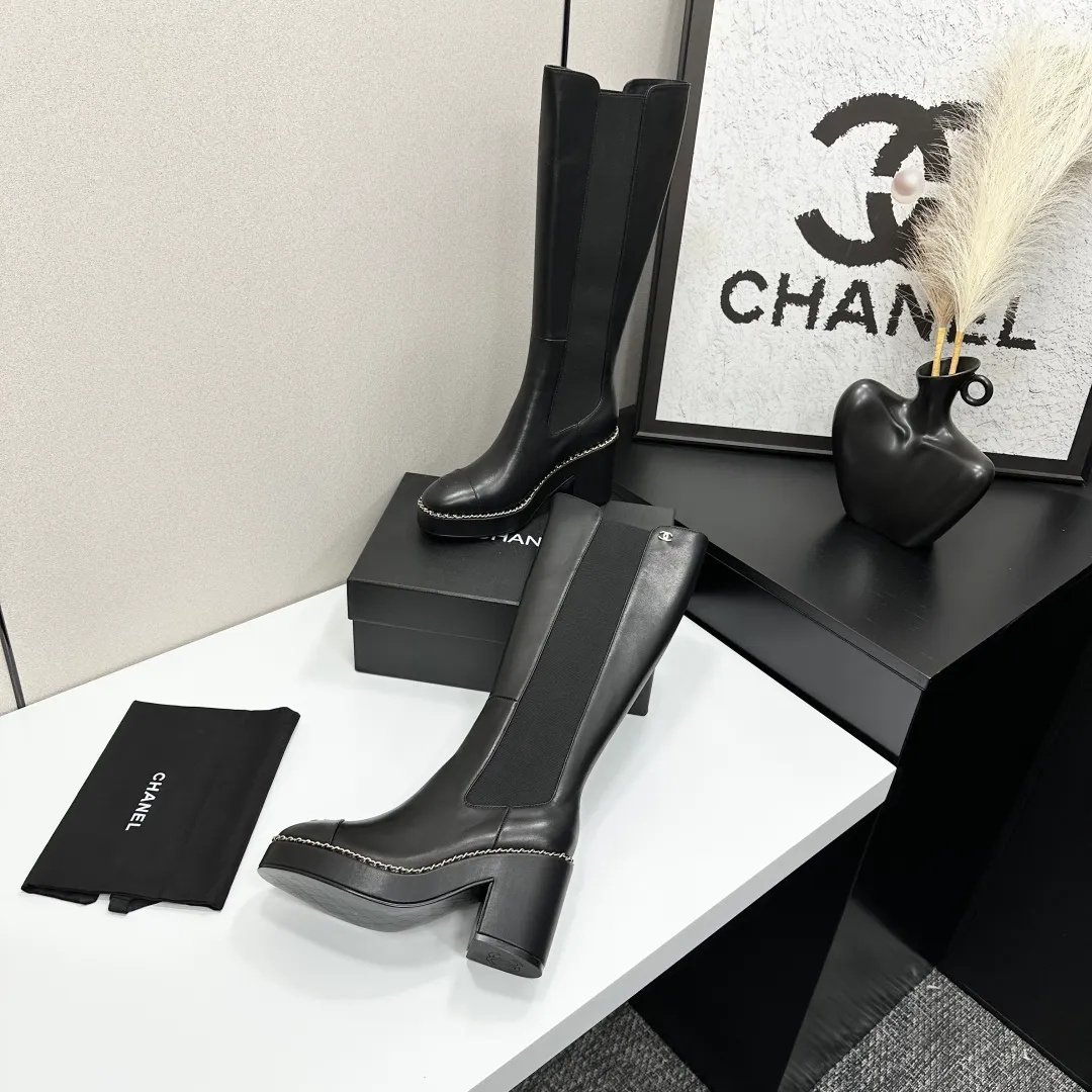 👟👟Ex-factory price 960👟👟 CHANEL Xiaoxiang 2024 autumn and winter sheepskin boots high boots knight boots The version is also the basic version of the Martin boots, neat and handsome. The upper is made of cowhide, super soft against the skin, wide and full, handsome and comfortable. The lining is soft water-dyed cowhide. The sole is original rubber outsole. Exclusive top quality 35-39. 40 customized